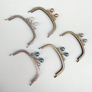 Μεταλλικό πλαίσιο-κούμπωμα (bag handle) με χρωματιστές μπίλιες - άκρες